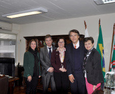 A secretária de Estado da Educação, professora Ana Seres, recebeu na tarde desta quarta-feira (02), em seu gabinete, a visita do representante do Banco Mundial Maycon Michael Drabble, para tratar do planejamento e investimentos da pasta. Participaram também da reunião o diretor-geral da Secretaria, Edmundo da Veiga; a superintendente da Educação, Fabiana Cristina Campos; e a superintendente de Desenvolvimento Educacional, Vanda Dolci Garcia.