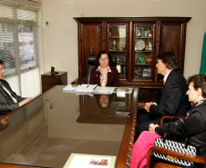 A secretária de Estado da Educação, professora Ana Seres, recebeu na tarde desta quarta-feira (02), em seu gabinete, a visita do representante do Banco Mundial Maycon Michael Drabble, para tratar do planejamento e investimentos da pasta. Participaram também da reunião o diretor-geral da Secretaria, Edmundo da Veiga; a superintendente da Educação, Fabiana Cristina Campos; e a superintendente de Desenvolvimento Educacional, Vanda Dolci Garcia.