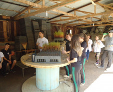Encontro serviu para alunos do 9° ano de escolas da região conhecerem cursos e estrutura do centro florestal de educação profissional.