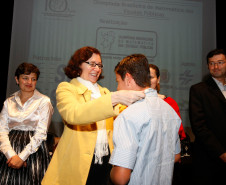 Os alunos das escolas da rede pública do Paraná receberam nessa sexta-feira (4) as medalhas de prata e bronze conquistadas na 10ª edição da Olimpíada Brasileira de Matemática das Escolas Públicas (Obmep) 2014. A premiação aconteceu na Federação das Indústrias do Estado do Paraná (Fiep), em Curitiba. Os alunos que conquistaram as medalhas de ouro foram premiados no dia 20 de julho, no Rio de Janeiro.