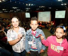 Os alunos das escolas da rede pública do Paraná receberam nessa sexta-feira (4) as medalhas de prata e bronze conquistadas na 10ª edição da Olimpíada Brasileira de Matemática das Escolas Públicas (Obmep) 2014. A premiação aconteceu na Federação das Indústrias do Estado do Paraná (Fiep), em Curitiba. Os alunos que conquistaram as medalhas de ouro foram premiados no dia 20 de julho, no Rio de Janeiro.