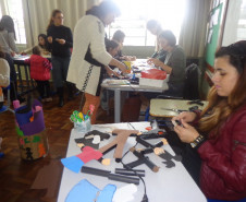 Desde 2012, o Comitê do Voluntariado da Sanepar em Pato Branco confecciona bonecos com os tubetes descartados das bobinas das contas de água e esgoto