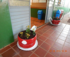 Preservar o meio ambiente, reciclar resíduos sólidos e cuidar da escola. São algumas das primeiras lições que os alunos e visitantes aprendem ao chegar ao Colégio Estadual do Campo São Jorge, em São Jerônimo da Serra, na região Norte do Estado. A educação ambiental é trabalhada de maneira interdisciplinar diariamente por meio de atividades teóricas e práticas.