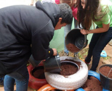 Preservar o meio ambiente, reciclar resíduos sólidos e cuidar da escola. São algumas das primeiras lições que os alunos e visitantes aprendem ao chegar ao Colégio Estadual do Campo São Jorge, em São Jerônimo da Serra, na região Norte do Estado. A educação ambiental é trabalhada de maneira interdisciplinar diariamente por meio de atividades teóricas e práticas.