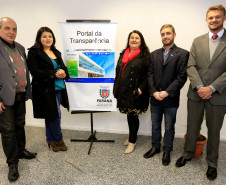 Equipe da Controladoria Geral do Estado. E/D: Gersol Luiz Ferreira Filho, Controlador Geral do Estado, Karlla Pereira, Anne Jaqueline Mosca, Eduardo Henrique Martini e Matheus Claus Gruber.