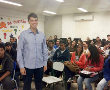 A dedicação de professores, funcionários e alunos, aliada à participação da comunidade no cotidiano escolar, contribui para revelar talentos na rede estadual de ensino do Paraná. Um bom exemplo é o ex-aluno do Colégio Estadual Almirante Tamandaré Lenon Mendes Pereira, que está na Alemanha para início do doutorado em Ressonância Magnética pela Universidade de Würzburg.
