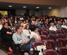 Cerca de 300 professores de todo o Paraná participaram de curso de atualização em Curitiba.