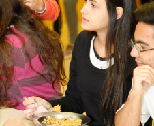 O Colégio Estadual Pilar Maturana, no Bairro Alto, em Curitiba, recebeu uma tonelada de alimentos não perecíveis nesta terça-feira (15).
