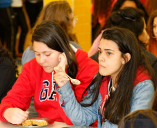 O Colégio Estadual Pilar Maturana, no Bairro Alto, em Curitiba, recebeu uma tonelada de alimentos não perecíveis nesta terça-feira (15).