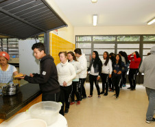 O Colégio Estadual Pilar Maturana, no Bairro Alto, em Curitiba, recebeu uma tonelada de alimentos não perecíveis nesta terça-feira (15).