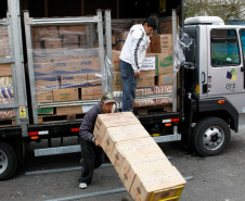 O Governo do Paraná está enviando às escolas estaduais e conveniadas a terceira remessa de alimentos não perecíveis da merenda escolar