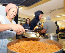 As receitas da merendeira Telma Lopes Lisboa fazem sucesso entre os 1,3 alunos do colégio