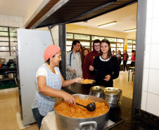 As receitas da merendeira Telma Lopes Lisboa fazem sucesso entre os 1,3 alunos do colégio