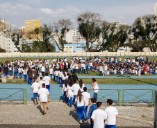 Os 5 mil alunos do Colégio Estadual do Paraná, em Curitiba, participaram nesta quinta-feira (17) de um exercício simulado de plano de abandono do prédio. A atividade é uma ação do Programa Brigadas Escolares - Defesa Civil na Escola.
