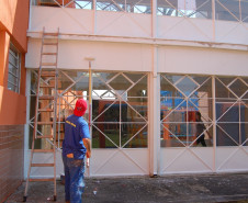 O Colégio Estadual Paulo Leminski passa por obras de reparo que incluem pintura e jardinagem, feitas por detentos do projeto Mãos Amigas.