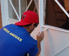 O Colégio Estadual Paulo Leminski passa por obras de reparo que incluem pintura e jardinagem, feitas por detentos do projeto Mãos Amigas.