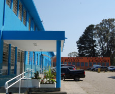 O Colégio Estadual Paulo Leminski passa por obras de reparo que incluem pintura e jardinagem, feitas por detentos do projeto Mãos Amigas.