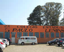 O Colégio Estadual Paulo Leminski passa por obras de reparo que incluem pintura e jardinagem, feitas por detentos do projeto Mãos Amigas.