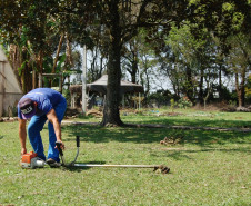 O Colégio Estadual Paulo Leminski passa por obras de reparo que incluem pintura e jardinagem, feitas por detentos do projeto Mãos Amigas.
