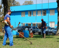 O Colégio Estadual Paulo Leminski passa por obras de reparo que incluem pintura e jardinagem, feitas por detentos do projeto Mãos Amigas.