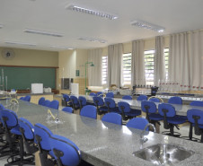Em seguida, a professora Ana Seres foi a Marialva, onde participou da inauguração de dois laboratórios, de química e biologia, no Colégio Estadual Parigot de Souza.