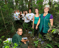 Alunos do Centro Estadual de Educação Profissional Newton Freire Maia, em Pinhais, realizam atividades no Rio Canguiri. 
