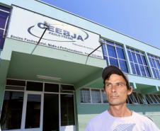 O auxiliar de eletricista Roberto Carlos Alves, de 34 anos, aproveitou as provas online para tentar concluir o Ensino Fundamental. “Moleque não pensa né, eu queria só jogar bola, fliperama, soltar raia. Queria só curtir. Hoje em dia penso que podia ter estudado. Isso faz bastante falta”, disse. Roberto voltou a estudar para terminar o curso de eletricista.