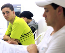 O estudante Dennis Cesar Ferreira, 16 anos, fez a prova de inglês nesta quinta-feira, a única disciplina que faltava para concluir o Ensino Fundamental. “Eu acho que é uma boa forma para terminar esta etapa. Facilita para nós. Quero voltar a estudar para conseguir um emprego bom”, afirmou Dennis, que fez a prova online no CEEBJA Poty Lazarotto. O estudante pretende trabalhar na área de mecânica automotiva. Vai fazer as provas para o Ensino Médio e tentará cursar uma faculdade depois.