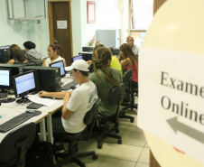 Jovens e adultos que não concluíram o Ensino Fundamental puderam participar da prova EJA – Online, nesta quinta-feira (24). As provas da Educação para Jovens e Adultos (EJA) foram aplicadas em 430 laboratórios de escolas estaduais do Paraná inteiro. Cerca de 13 mil exames foram realizados nos períodos da manhã, tarde e noite. As inscrições e as provas são gratuitas.