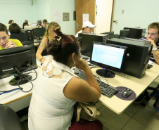 Jovens e adultos que não concluíram o Ensino Fundamental puderam participar da prova EJA – Online, nesta quinta-feira (24). As provas da Educação para Jovens e Adultos (EJA) foram aplicadas em 430 laboratórios de escolas estaduais do Paraná inteiro. Cerca de 13 mil exames foram realizados nos períodos da manhã, tarde e noite. As inscrições e as provas são gratuitas.