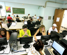 Jovens e adultos que não concluíram o Ensino Fundamental puderam participar da prova EJA – Online, nesta quinta-feira (24). As provas da Educação para Jovens e Adultos (EJA) foram aplicadas em 430 laboratórios de escolas estaduais do Paraná inteiro. Cerca de 13 mil exames foram realizados nos períodos da manhã, tarde e noite. As inscrições e as provas são gratuitas.
