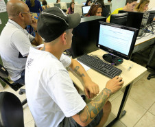Jovens e adultos que não concluíram o Ensino Fundamental puderam participar da prova EJA – Online, nesta quinta-feira (24). As provas da Educação para Jovens e Adultos (EJA) foram aplicadas em 430 laboratórios de escolas estaduais do Paraná inteiro. Cerca de 13 mil exames foram realizados nos períodos da manhã, tarde e noite. As inscrições e as provas são gratuitas.