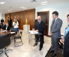 O governador Beto Richa deu posse nesta terça-feira (29) ao presidente do Conselho Estadual de Educação do Paraná (CEE-PR), professor Oscar Alves, e aos novos titulares e suplentes do órgão. A cerimônia foi no Palácio Iguaçu, em Curitiba. Alves foi reconduzido ao cargo até 2018. A gestão dos demais conselheiros é de um período de seis anos.