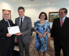 O governador Beto Richa deu posse nesta terça-feira (29) ao presidente do Conselho Estadual de Educação do Paraná (CEE-PR), professor Oscar Alves, e aos novos titulares e suplentes do órgão. A cerimônia foi no Palácio Iguaçu, em Curitiba. Alves foi reconduzido ao cargo até 2018. A gestão dos demais conselheiros é de um período de seis anos.