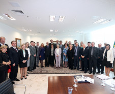 O governador Beto Richa deu posse nesta terça-feira (29) ao presidente do Conselho Estadual de Educação do Paraná (CEE-PR), professor Oscar Alves, e aos novos titulares e suplentes do órgão. A cerimônia foi no Palácio Iguaçu, em Curitiba. Alves foi reconduzido ao cargo até 2018. A gestão dos demais conselheiros é de um período de seis anos.