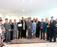 O governador Beto Richa deu posse nesta terça-feira (29) ao presidente do Conselho Estadual de Educação do Paraná (CEE-PR), professor Oscar Alves, e aos novos titulares e suplentes do órgão. A cerimônia foi no Palácio Iguaçu, em Curitiba. Alves foi reconduzido ao cargo até 2018. A gestão dos demais conselheiros é de um período de seis anos.