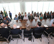 O governador Beto Richa deu posse nesta terça-feira (29) ao presidente do Conselho Estadual de Educação do Paraná (CEE-PR), professor Oscar Alves, e aos novos titulares e suplentes do órgão. A cerimônia foi no Palácio Iguaçu, em Curitiba. Alves foi reconduzido ao cargo até 2018. A gestão dos demais conselheiros é de um período de seis anos.
