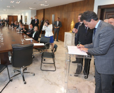 O governador Beto Richa deu posse nesta terça-feira (29) ao presidente do Conselho Estadual de Educação do Paraná (CEE-PR), professor Oscar Alves, e aos novos titulares e suplentes do órgão. A cerimônia foi no Palácio Iguaçu, em Curitiba. Alves foi reconduzido ao cargo até 2018. A gestão dos demais conselheiros é de um período de seis anos.