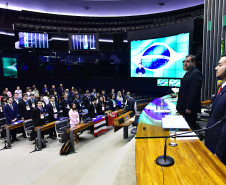 Dois estudantes da rede estadual de ensino do Paraná participaram da 12