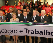 Uma parceria entre o governo do Estado e a Federação das Indústrias do Paraná (Fiep) permitirá oferecer, a partir de 2012, cursos profissionalizantes para 300 mil alunos do ensino fundamental e médio da rede pública de ensino. As oficinas gratuitas serão realizadas nas escolas, durante o contraturno, ampliando a jornada escolar com aulas de empreendedorismo, sustentabilidade, cidadania e iniciação industrial.