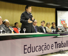Uma parceria entre o governo do Estado e a Federação das Indústrias do Paraná (Fiep) permitirá oferecer, a partir de 2012, cursos profissionalizantes para 300 mil alunos do ensino fundamental e médio da rede pública de ensino. As oficinas gratuitas serão realizadas nas escolas, durante o contraturno, ampliando a jornada escolar com aulas de empreendedorismo, sustentabilidade, cidadania e iniciação industrial.