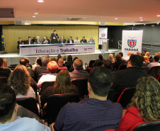 Uma parceria entre o governo do Estado e a Federação das Indústrias do Paraná (Fiep) permitirá oferecer, a partir de 2012, cursos profissionalizantes para 300 mil alunos do ensino fundamental e médio da rede pública de ensino. As oficinas gratuitas serão realizadas nas escolas, durante o contraturno, ampliando a jornada escolar com aulas de empreendedorismo, sustentabilidade, cidadania e iniciação industrial.