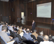 Em reunião realizada nesta terça-feira (29), no auditório do Colégio da Polícia Militar do Paraná, em Curitiba, a Secretaria de Estado da Educação (SEED) propôs a garantia de professores (20 horas para as áreas da Base Nacional Comum) e técnicos (com 40 horas onde é ofertado curso técnico) às Casas Familiares Rurais, a partir do próximo ano