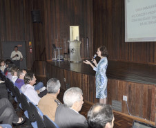Em reunião realizada nesta terça-feira (29), no auditório do Colégio da Polícia Militar do Paraná, em Curitiba, a Secretaria de Estado da Educação (SEED) propôs a garantia de professores (20 horas para as áreas da Base Nacional Comum) e técnicos (com 40 horas onde é ofertado curso técnico) às Casas Familiares Rurais, a partir do próximo ano
