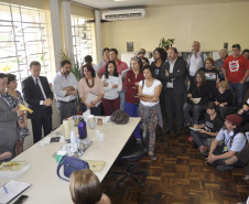 A superintendente da Educação, Fabiana Cristina Campos, recebeu deputados da Comissão de Educação da Assembleia Legislativa, representantes do sindicato dos professores e educadores na manhã desta quarta-feira (30), para conversar sobre demandas relativas a junções de turmas, Educação de Jovens e Adultos, entre outros temas. A superintendente se comprometeu a encaminhar as demandas às áreas técnicas.