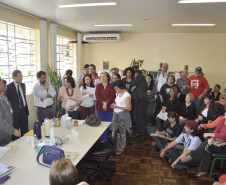 A superintendente da Educação, Fabiana Cristina Campos, recebeu deputados da Comissão de Educação da Assembleia Legislativa, representantes do sindicato dos professores e educadores na manhã desta quarta-feira (30), para conversar sobre demandas relativas a junções de turmas, Educação de Jovens e Adultos, entre outros temas. A superintendente se comprometeu a encaminhar as demandas às áreas técnicas.