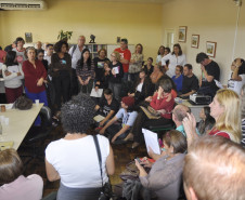 A superintendente da Educação, Fabiana Cristina Campos, recebeu deputados da Comissão de Educação da Assembleia Legislativa, representantes do sindicato dos professores e educadores na manhã desta quarta-feira (30), para conversar sobre demandas relativas a junções de turmas, Educação de Jovens e Adultos, entre outros temas. A superintendente se comprometeu a encaminhar as demandas às áreas técnicas.