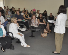 Os chefes dos 32 Núcleos Regionais de Educação do Paraná estão reunidos nesta terça (6) e quarta-feira (7) para discutir o planejamento educacional de 2016. As reuniões são em Curitiba, na sede do Núcleo Regional da Área Metropolitana Norte, no bairro Santa Cândida, e na Secretaria de Estado da Educação, na Vila Izabel. 