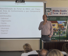 Os chefes dos 32 Núcleos Regionais de Educação do Paraná estão reunidos nesta terça (6) e quarta-feira (7) para discutir o planejamento educacional de 2016. As reuniões são em Curitiba, na sede do Núcleo Regional da Área Metropolitana Norte, no bairro Santa Cândida, e na Secretaria de Estado da Educação, na Vila Izabel. 