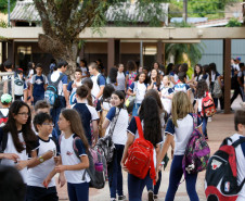 A eleição para diretores e diretores auxiliares das 2,1 mil escolas estaduais será direta, com voto não mais paritário, mas universal. O voto terá o mesmo peso para professores, funcionários, alunos maiores de 16 anos e pais de alunos menores, tornando o processo de escolha mais democrático.
